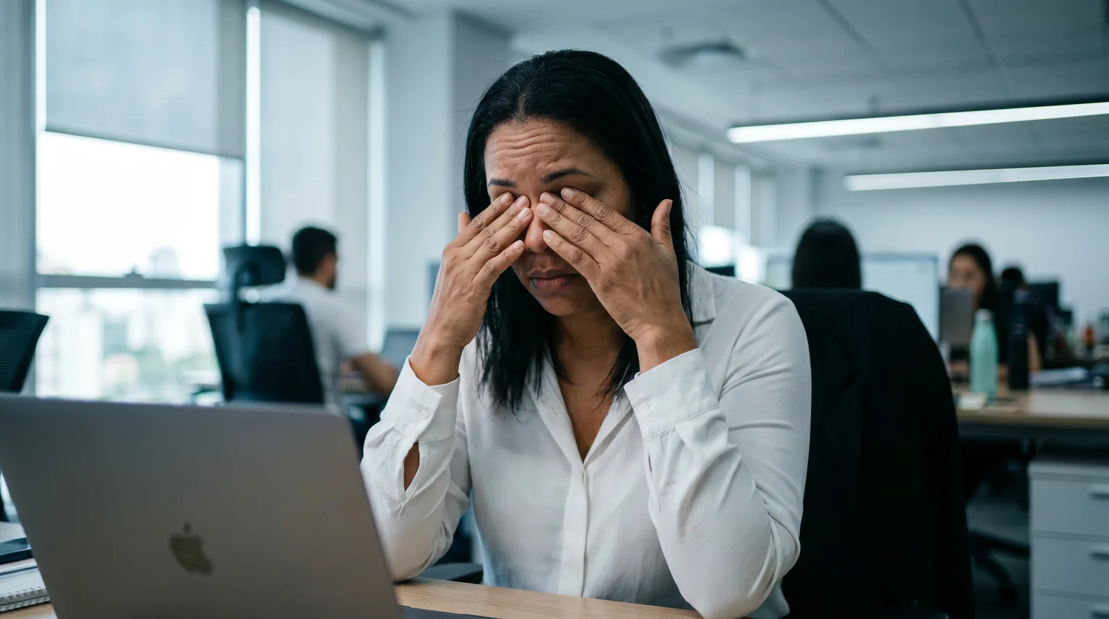 Ojo seco: por qué arde con las pantallas y el aire acondicionado